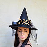 Чорний капелюх відьми з Потрійною Місячною Пентаграмою, казанком та мітлою, фото 2