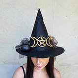 Чорний капелюх відьми з Потрійною Місячною Пентаграмою, казанком та мітлою, фото 7