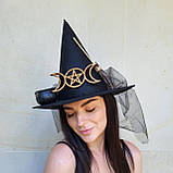 Чорний капелюх відьми з Потрійною Місячною Пентаграмою, казанком та мітлою, фото 3