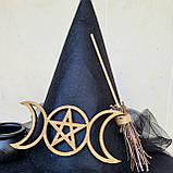 Чорний капелюх відьми з Потрійною Місячною Пентаграмою, казанком та мітлою, фото 6