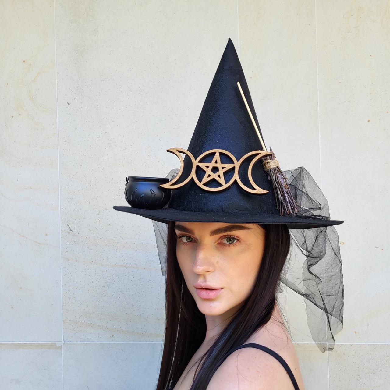 Чорний капелюх відьми з Потрійною Місячною Пентаграмою, казанком та мітлою, фото 1