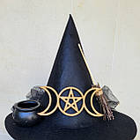 Чорний капелюх відьми з Потрійною Місячною Пентаграмою, казанком та мітлою, фото 9