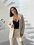 Бежевий жіночий класичний костюм у дрібну смужку: піджак і штани, фото 2