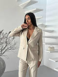 Бежевий жіночий класичний костюм у дрібну смужку: піджак і штани, фото 4