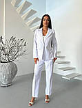 Білий жіночий класичний костюм у дрібну смужку: піджак і штани, фото 2