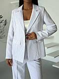 Білий жіночий класичний костюм у дрібну смужку: піджак і штани, фото 6