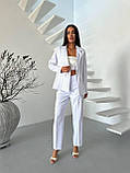 Білий жіночий класичний костюм у дрібну смужку: піджак і штани, фото 7