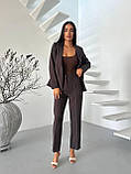 Коричневий жіночий класичний костюм у дрібну смужку: піджак і штани, фото 5