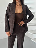 Коричневий жіночий класичний костюм у дрібну смужку: піджак і штани, фото 6