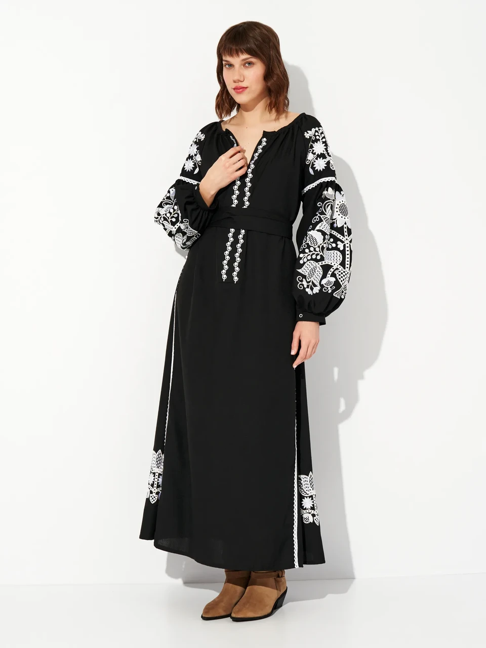 Жіноче чорне максі плаття вишиванка бохо з білою багатою вишивкою, фото 1