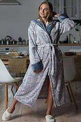 Жіночий плюшевий халат на запах з капюшоном та кишенями принт серця Xmd13