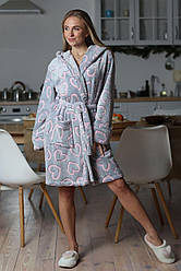 Комфортний жіночий короткий халат на запах з капюшоном та кишенями з принтом серця Xmd14