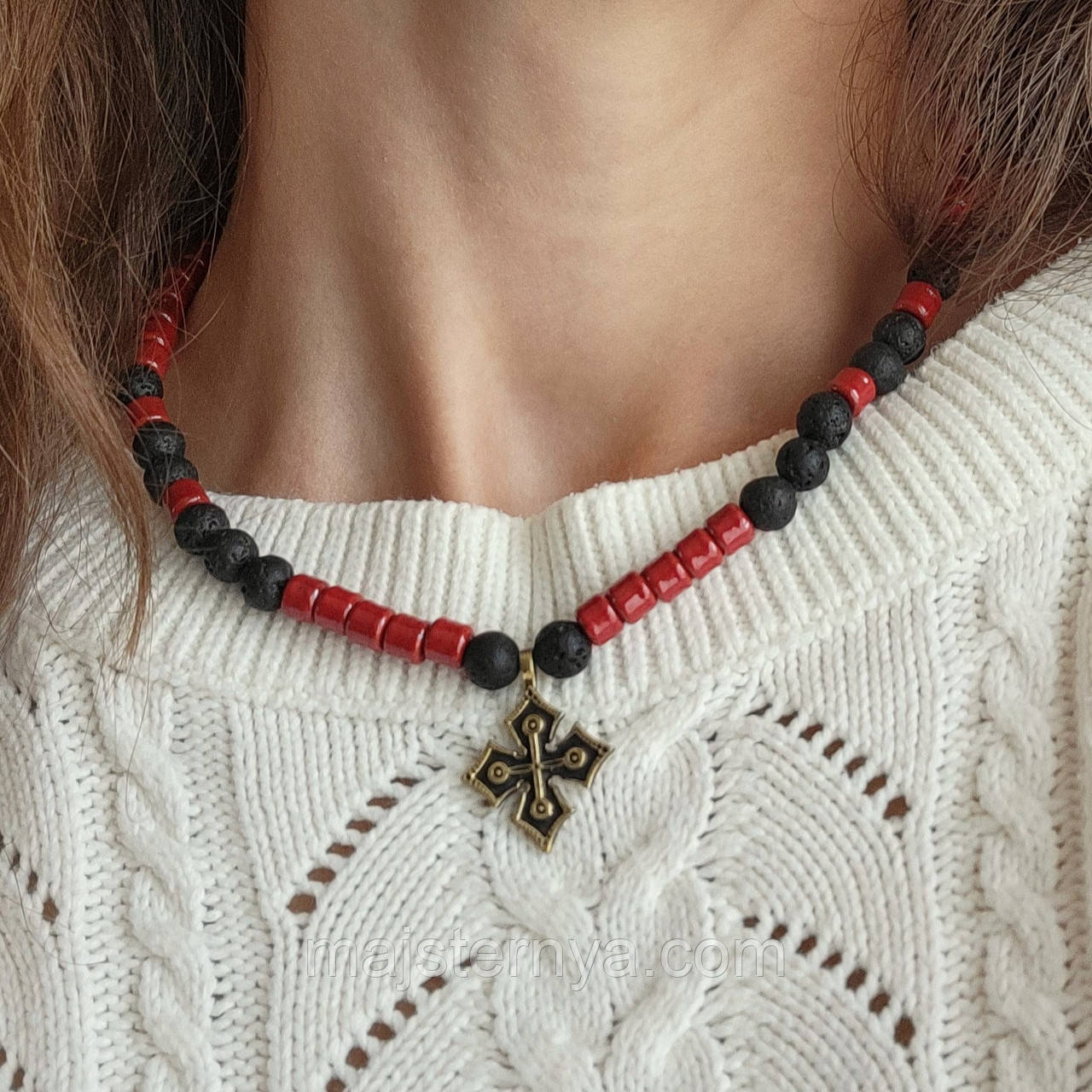 Зґарда «Вогонь і камінь». Намисто з лави, кераміки та латунного хрестика