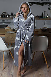 Довгий плюшевий жіночий халат на запах з капюшоном та кишенями принт пір'я Xmd16