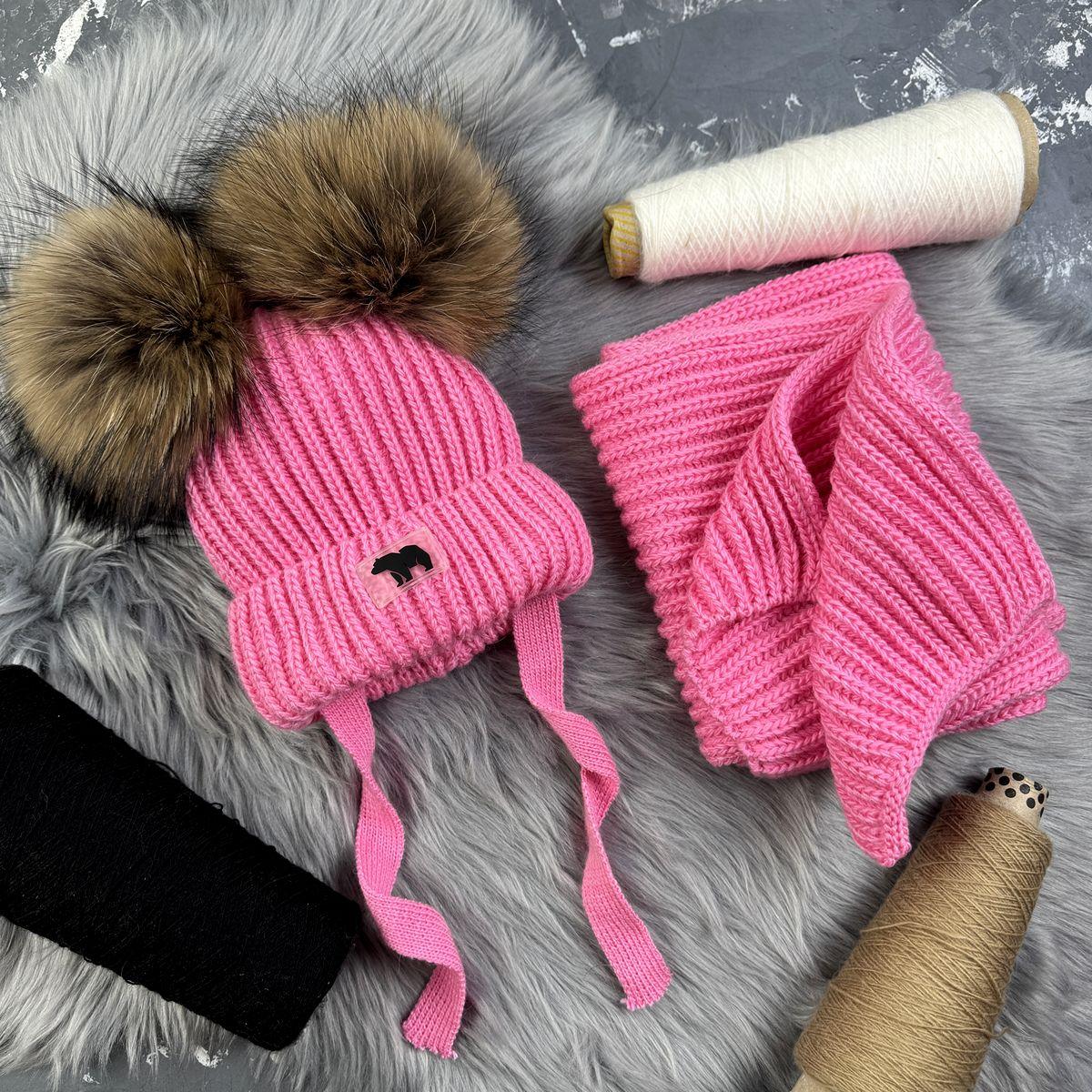 Зимовий дитячий комплект Bewarm : шапка та шарф в рожевому кольорі на зав'язках пампонами з натурального хутра, фото 1