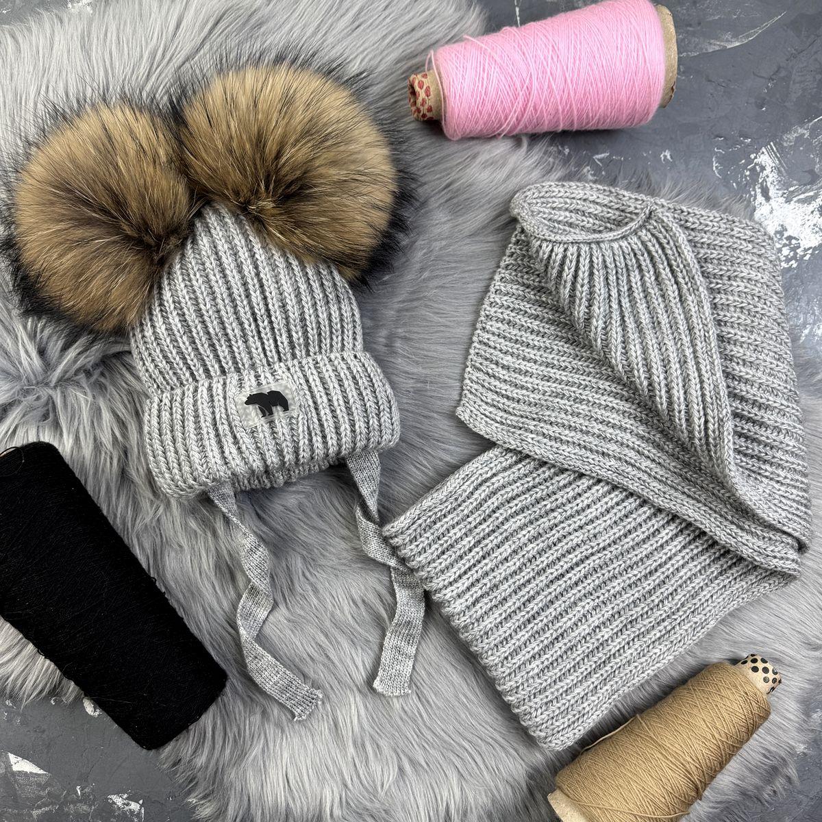 Зимовий дитячий комплект Bewarm : шапка та шарф в сірому кольорі на зав'язках пампонами з натурального хутра