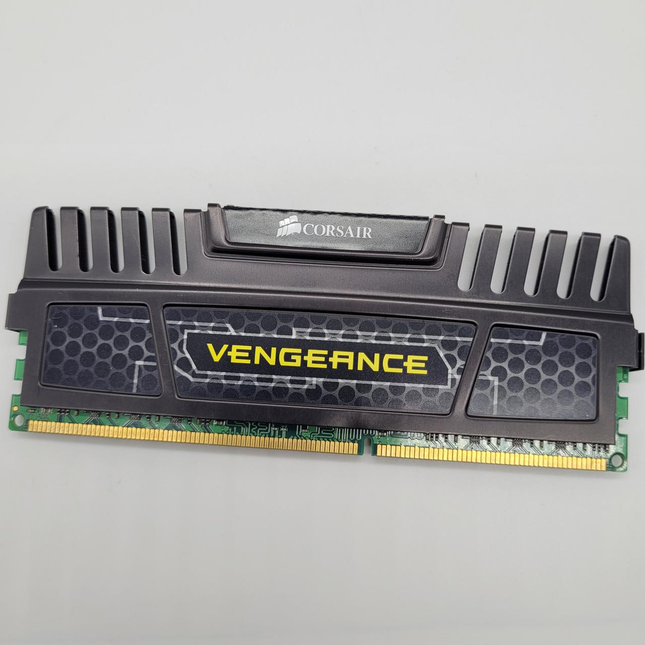 Ігрова оперативна пам'ять Corsair Vengeance DDR3 8Gb 1866MHz PC3-14900U 2R8 CL9 (CMZ16GX3M2A1866C9) Б/В