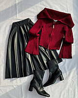 Женственная кожаная расклешенная юбка черный