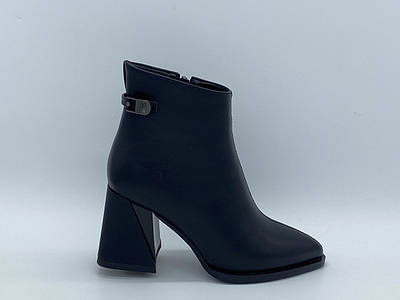 Чорні черевички із еко-шкіри. Ботільйони. Маленькі розміри (33, 34, 35).