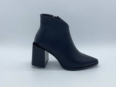 Чорні черевички із еко-шкіри. Ботільйони. Маленькі розміри (33, 34, 35).