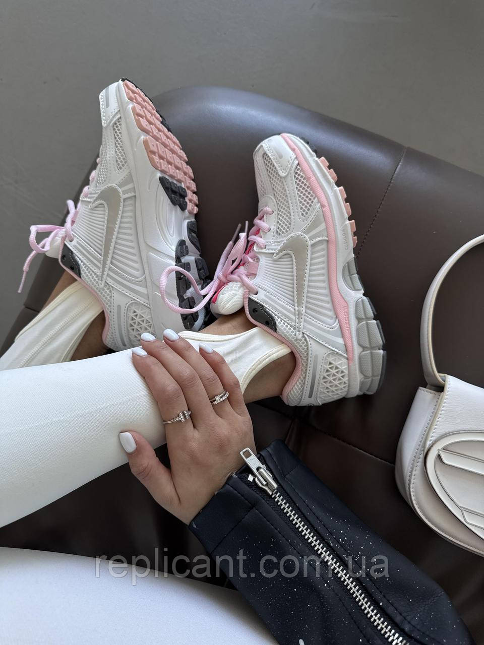 Жіночі кросівки Nike NIKE ZOOM VOMERO 5 | «METALLIC PINK FOAM » premium кросівки Nike унісекс, фото 1