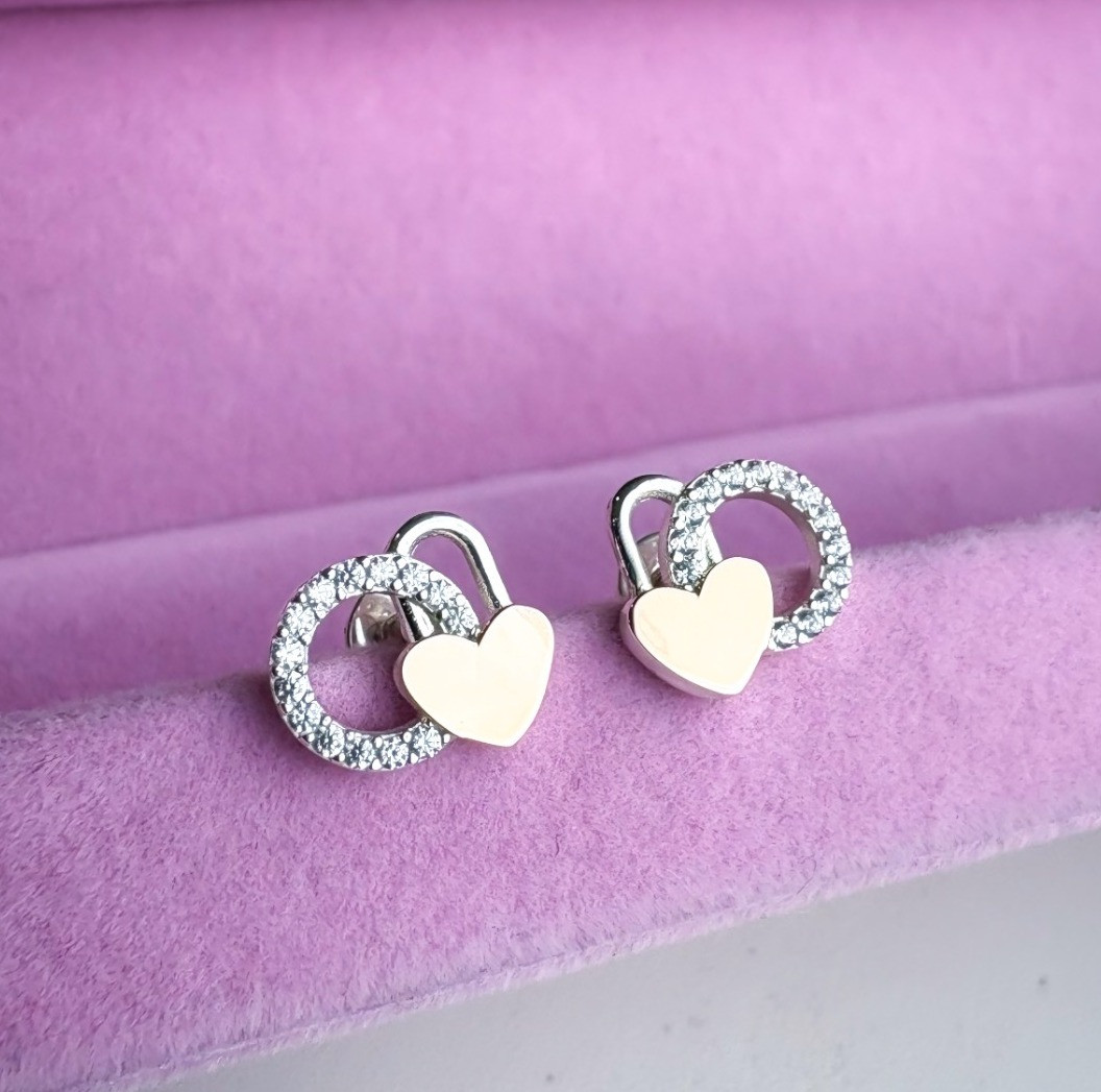 Срібні сережки-пусети сердечка з білими цирконіями та золотими вставками "Шарлін", фото 1
