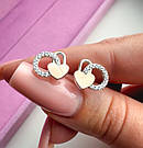 Срібні сережки-пусети сердечка з білими цирконіями та золотими вставками "Шарлін", фото 3