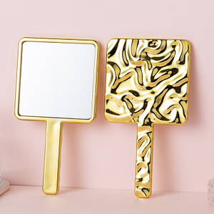 Дзеркало квадратної форми ручне пластик із золотистою ручкою й ефектом хвилі висота 17 см ширина 10 см