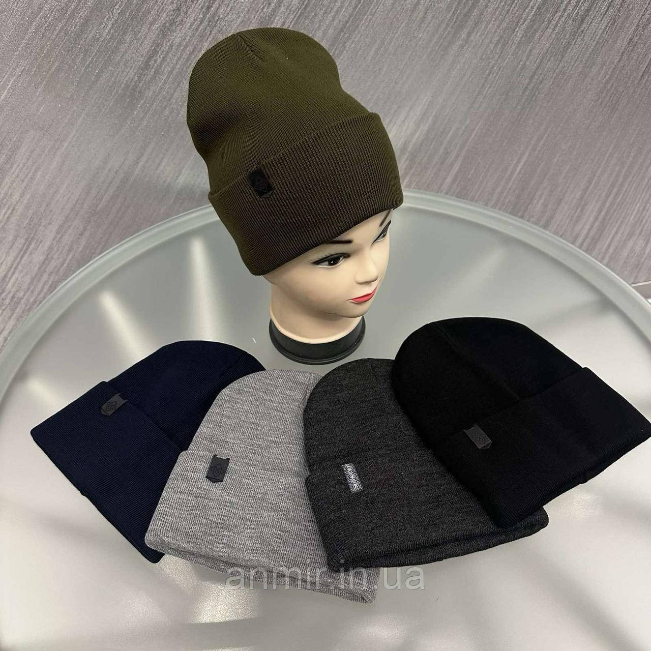 Чоловіча шапка демісезонна в'язка акрил із закотом розмір 55-58, кольору міксом