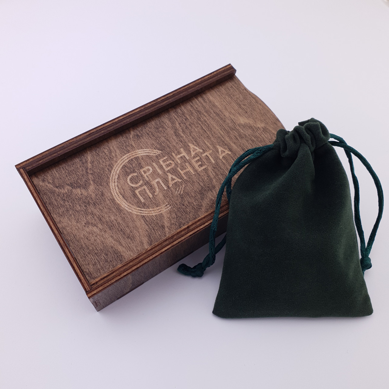 Брендова коробочка з фанери коричнева і зелений мішечок з бархату, фото 1