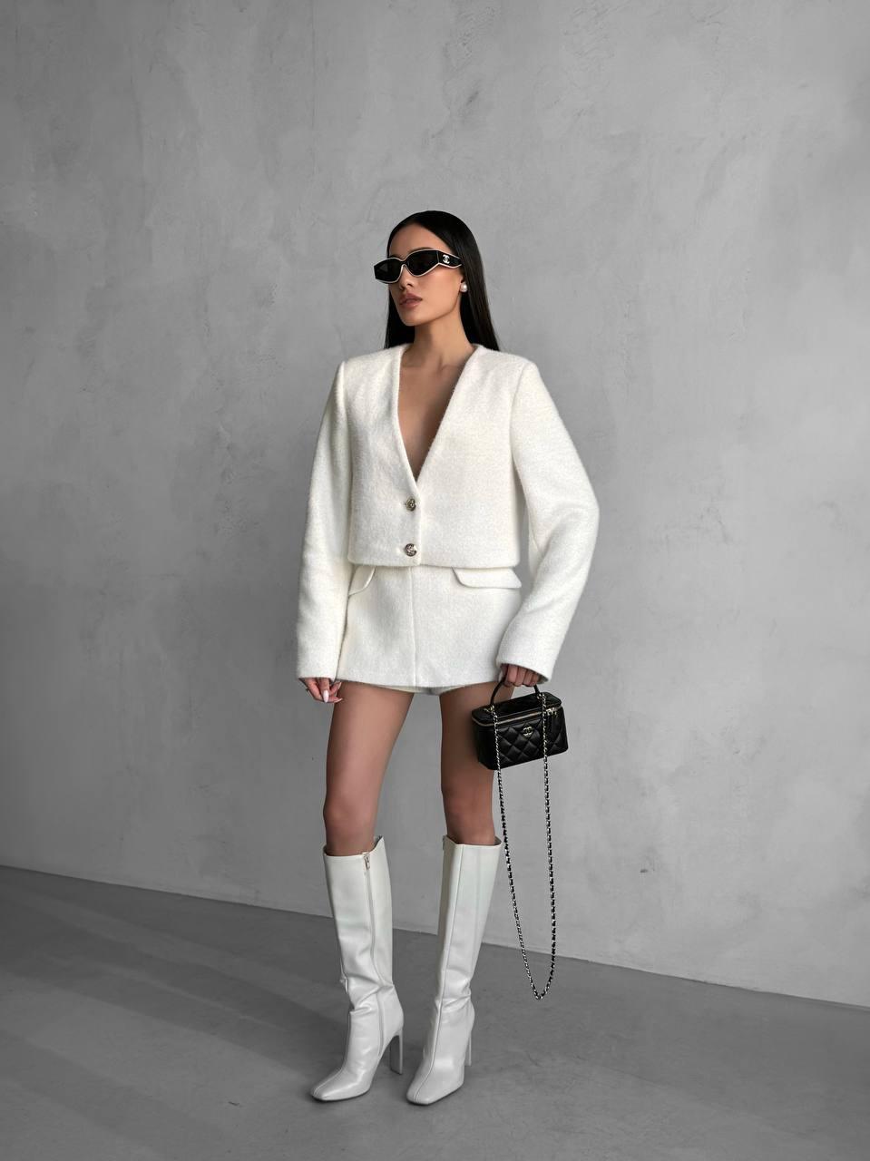 Жіночий стильний пухнастий костюм з кропом-жакетом та спідницею-шортами, фото 1