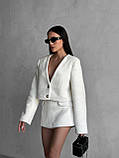 Жіночий стильний пухнастий костюм з кропом-жакетом та спідницею-шортами, фото 3