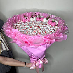 Букет з цукерок Рафаелло Raffaello (75 шт) і живих квітів троянд (21 шт) оригінальний подарунок рожевий