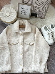 Затишна м'яка об'ємна жіноча кофта хутряна сорочка на ґудзиках тепла баранчик бомбер з кишенями