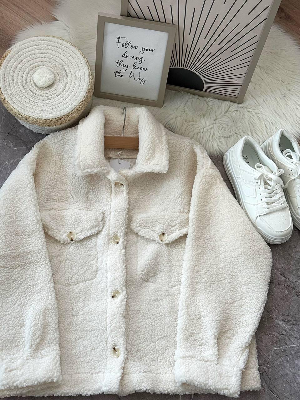 Затишна м'яка об'ємна жіноча кофта хутряна сорочка на ґудзиках тепла баранчик бомбер з кишенями, фото 1
