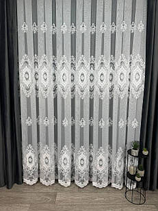 Тюль на бамбуковій основі з вишивкою, оксамитовими вставками та камінням. Колір: білий