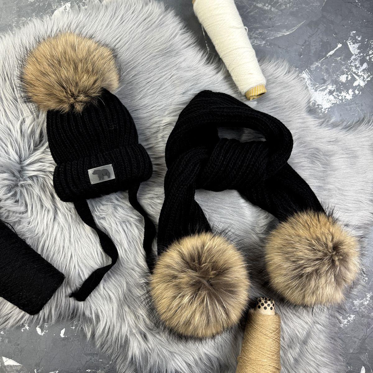 Зимовий дитячий комплект Bear : шапка та шарф в чорному кольорі Bewarm на зав'язках пампонами з натурального хутра