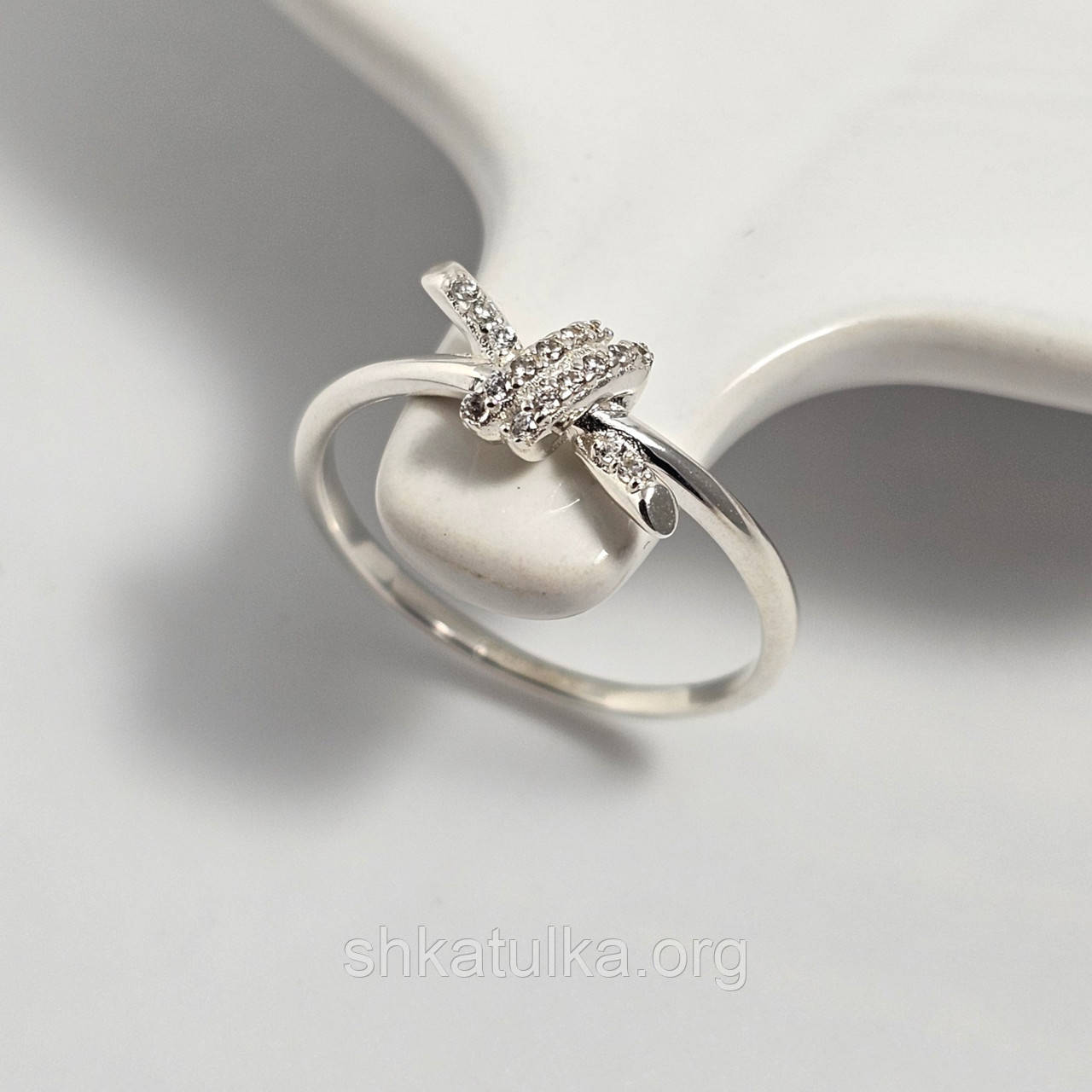 Срібна каблучка з білими каменями круглими цирконами