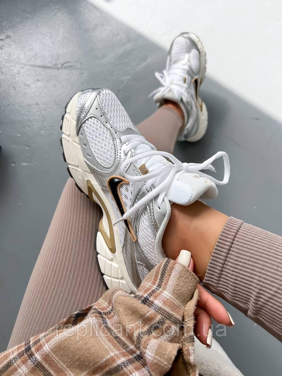 Женские кроссовки Nike Zoom Vomero 5 RNR Silver/Gold кросівки Nike унісекс, фото 1