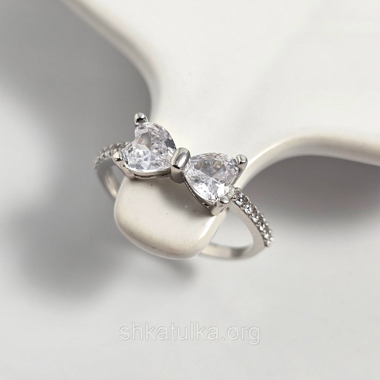 Срібна каблучка з бантиком і білими камінчиками цирконами