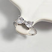 Срібна каблучка з бантиком і білими камінчиками цирконами