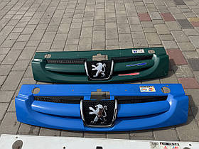 Решітка радіатора Б/В PEUGEOT PARTNER 03-07р.в.