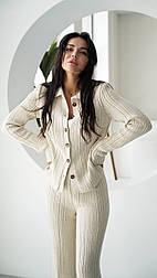 Жіночий в'язаний костюм із кардиганом на ґудзиках і штанами — стильний трикотажний комплект casual chic