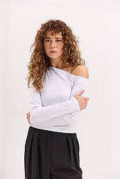 Стильний жіночий лонгслів із відкритим плечем білого кольору