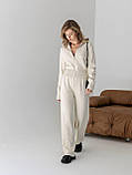 Жіночий в'язаний костюм із вкороченою кофтою та брюками вільного прямого крою, фото 2