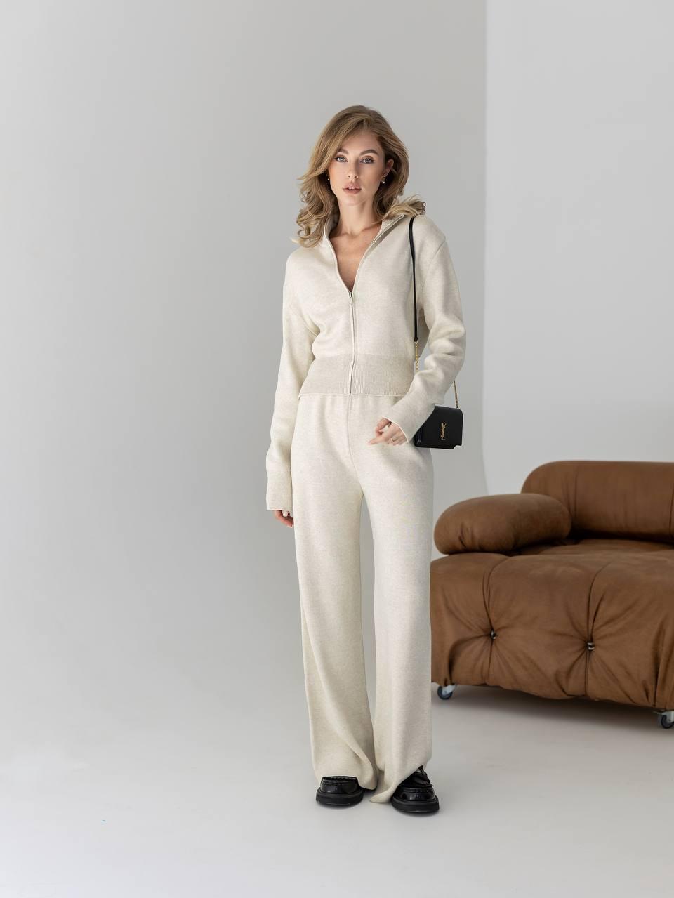 Жіночий в'язаний костюм із вкороченою кофтою та брюками вільного прямого крою, фото 1