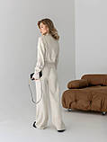 Жіночий в'язаний костюм із вкороченою кофтою та брюками вільного прямого крою, фото 7