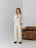 Жіночий в'язаний костюм із вкороченою кофтою та брюками вільного прямого крою, фото 5