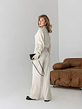 Жіночий в'язаний костюм із вкороченою кофтою та брюками вільного прямого крою, фото 8