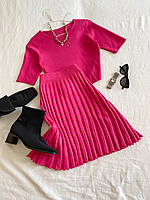 Жіночий трикотажний костюм із топом та спідницею плісе